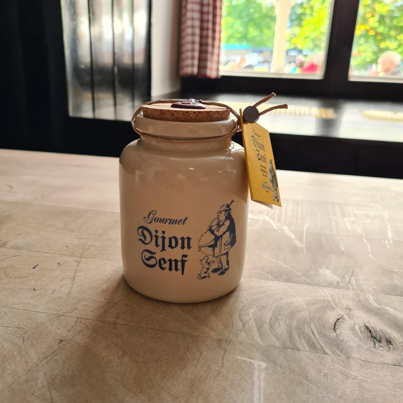 Dijon-Senf im Tonhaferl