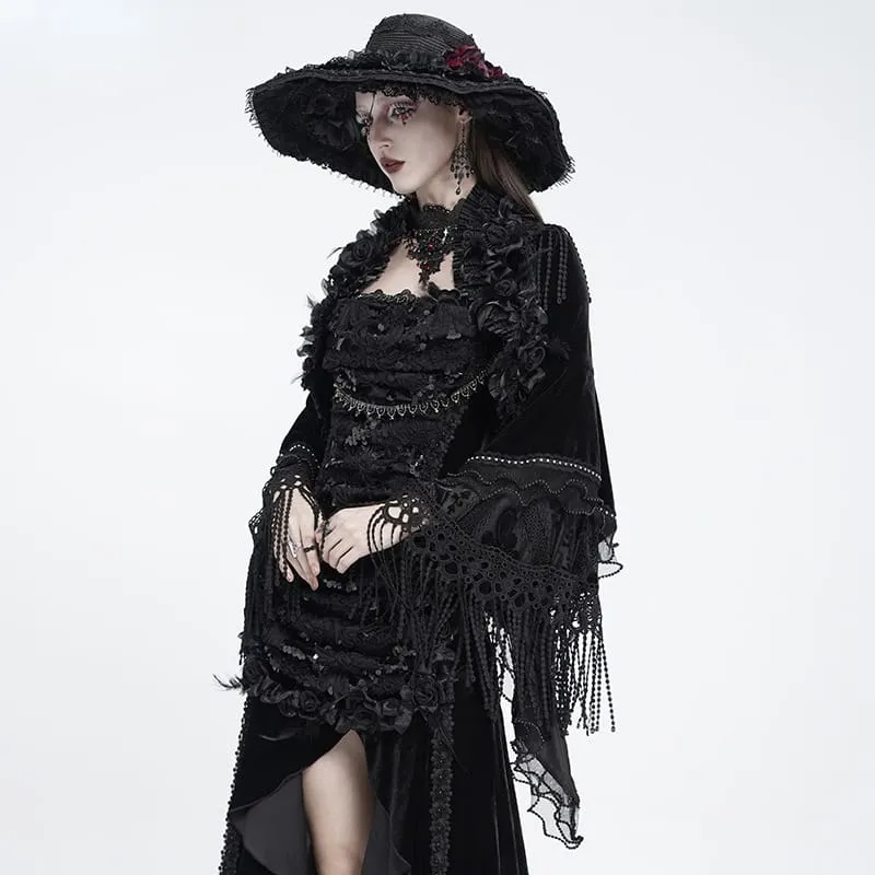 Gothic-Umhang aus Samt für Damen mit Rosenrüschen, Quasten und ausgestellten Ärmeln.