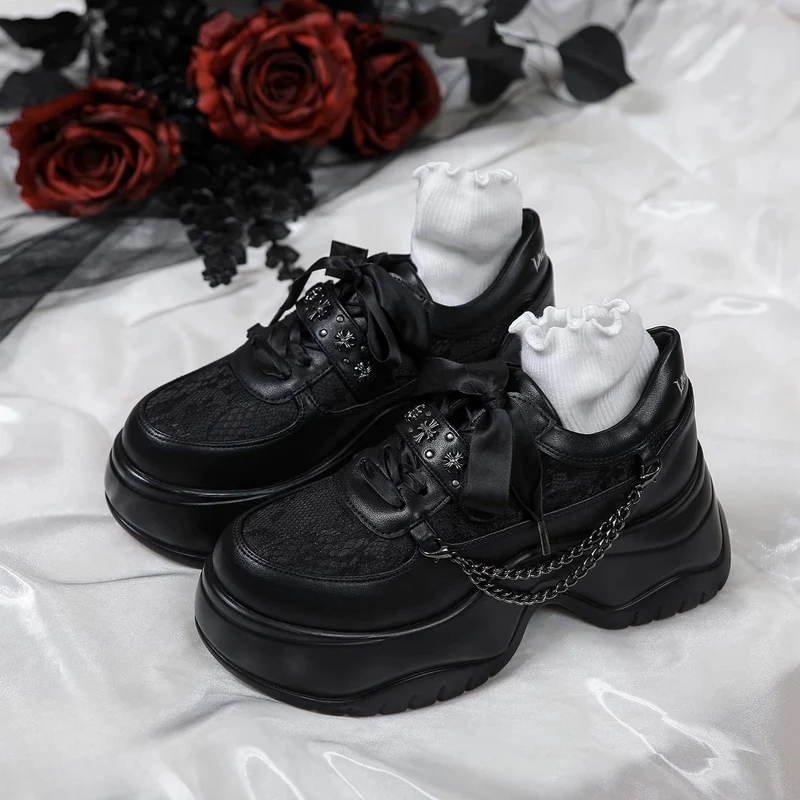 Gothic-Sneaker für Damen mit Kreuznieten und Schnürung, Plateausohle