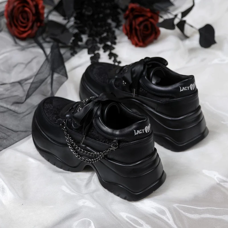 Gothic-Sneaker für Damen mit Kreuznieten und Schnürung, Plateausohle