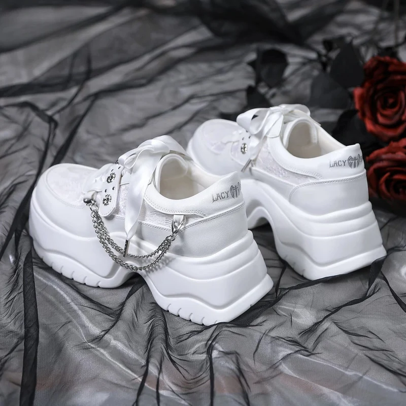 Gothic-Sneaker für Damen mit Kreuznieten und Schnürung, Plateausohle