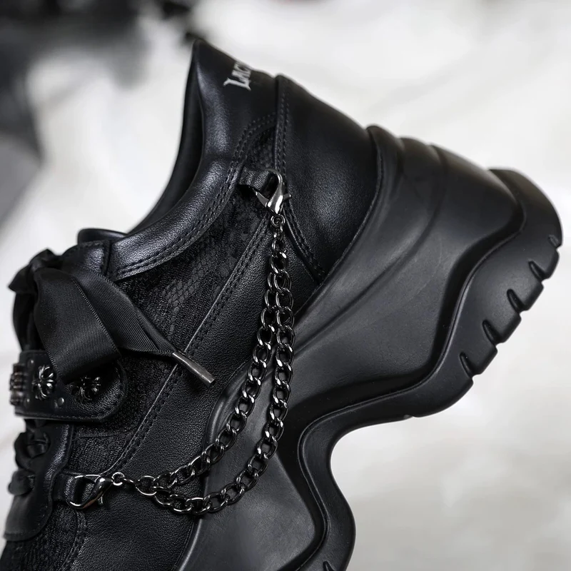 Gothic-Sneaker für Damen mit Kreuznieten und Schnürung, Plateausohle