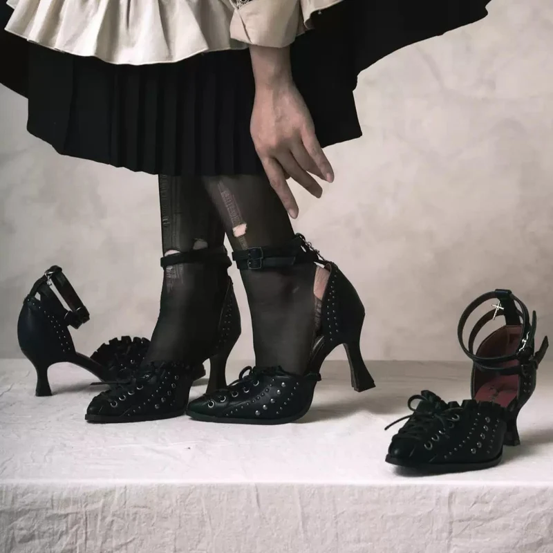 Gothic-Stilettos für Damen mit Nieten, Rüschen, Schnürung und Knöchelriemen