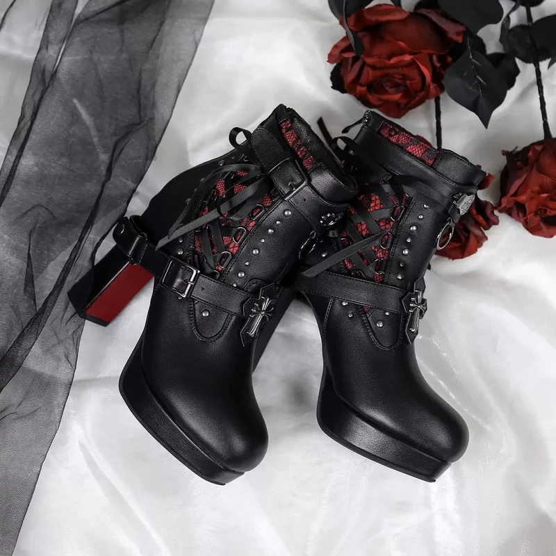 Gothic-Stiefeletten für Damen mit gekreuzten Schnallenriemen, Schnürung und zweifarbiger Plateausohle