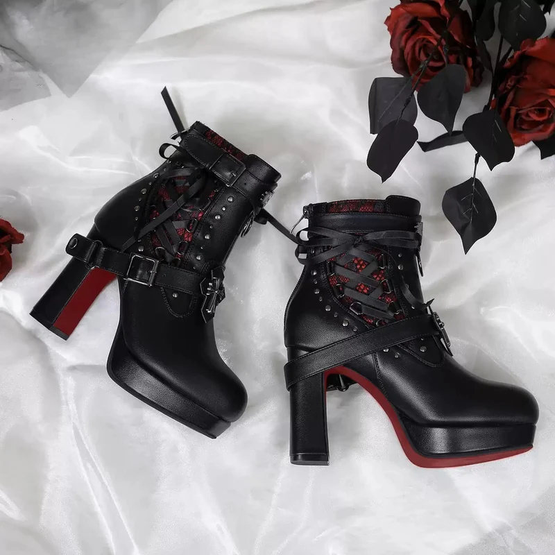 Gothic-Stiefeletten für Damen mit gekreuzten Schnallenriemen, Schnürung und zweifarbiger Plateausohle