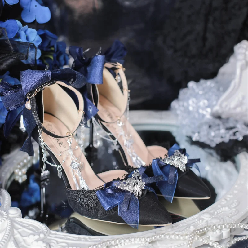 Gothic-Stilettos für Damen mit Ketten- und Schleifenverzierung, zweifarbig, mit Knöchelriemen