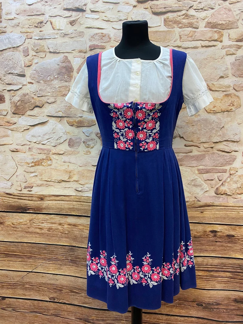Vintage Austria Dirndl Gr. 38 – Blau mit Blumenstickerei, Bluse & rosa Schürze
