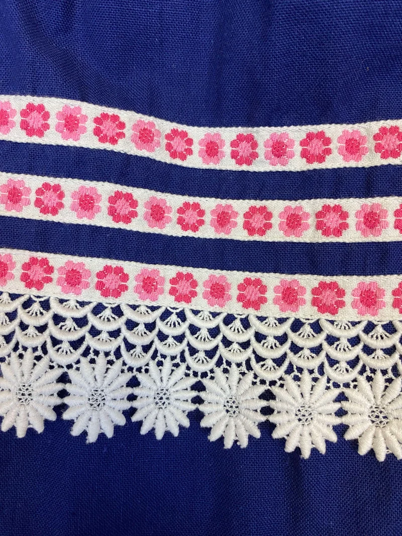 Vintage Salzburger Dirndl Gr. 36 – Blau mit Schnürung, Bluse & rosa Schürze