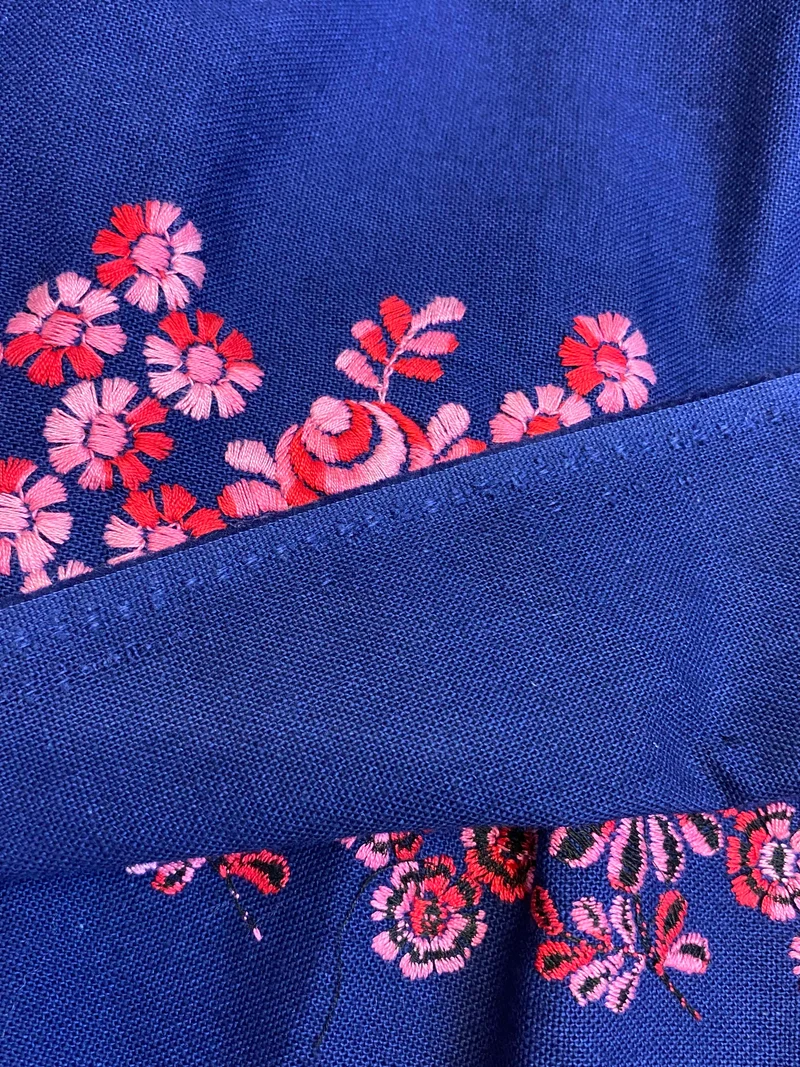 Vintage Dirndl Gr. 42 Blau mit Rosenstickerei, Bluse & pinker Schürze