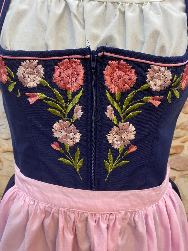 Vintage Dirndl Gr. 38 – Dunkelblau mit Blumenstickerei & rosa Schürze