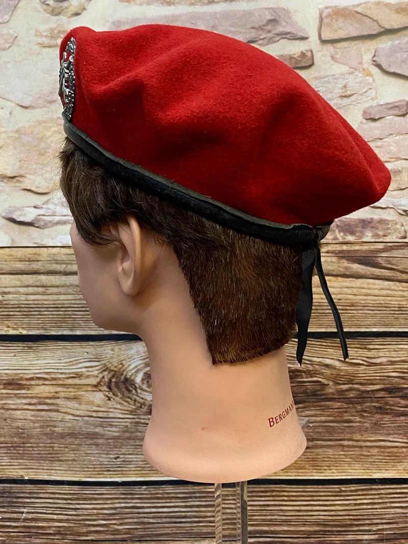 Vintage Uniform-Barett rot Gr. 60