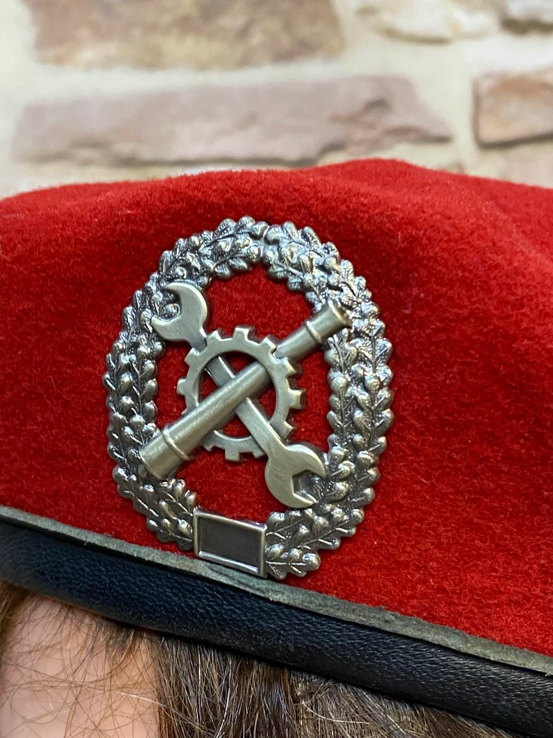 Vintage Uniform-Barett rot Gr. 60