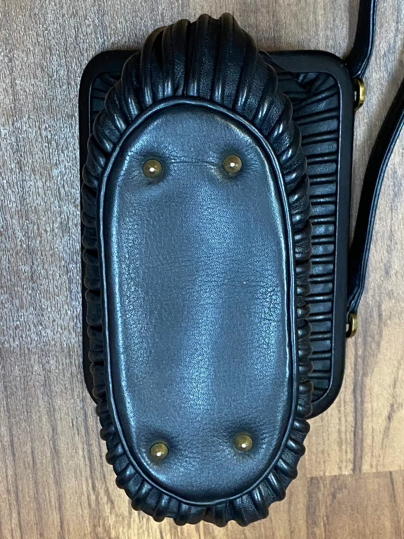 Vintage Leder Handtasche Schwarz – Elegante Henkeltasche mit Bügelverschluss