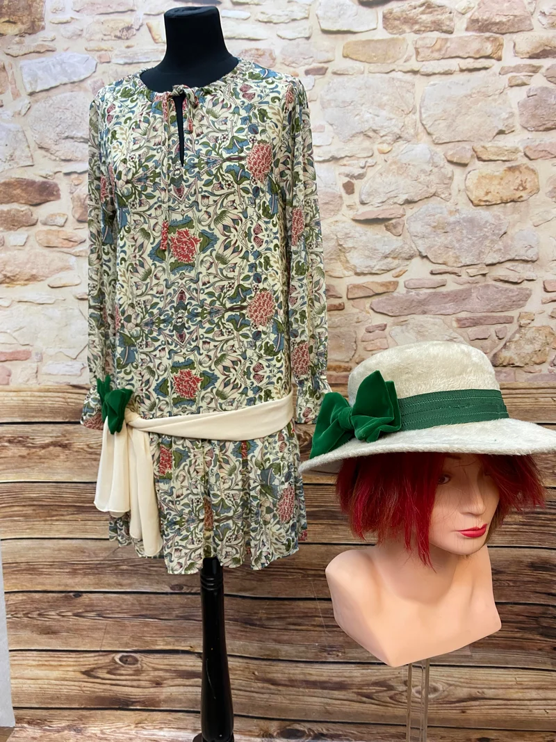 20er Jahre Damen Outfit Gr. 38 | Florales Kleid mit Hut
