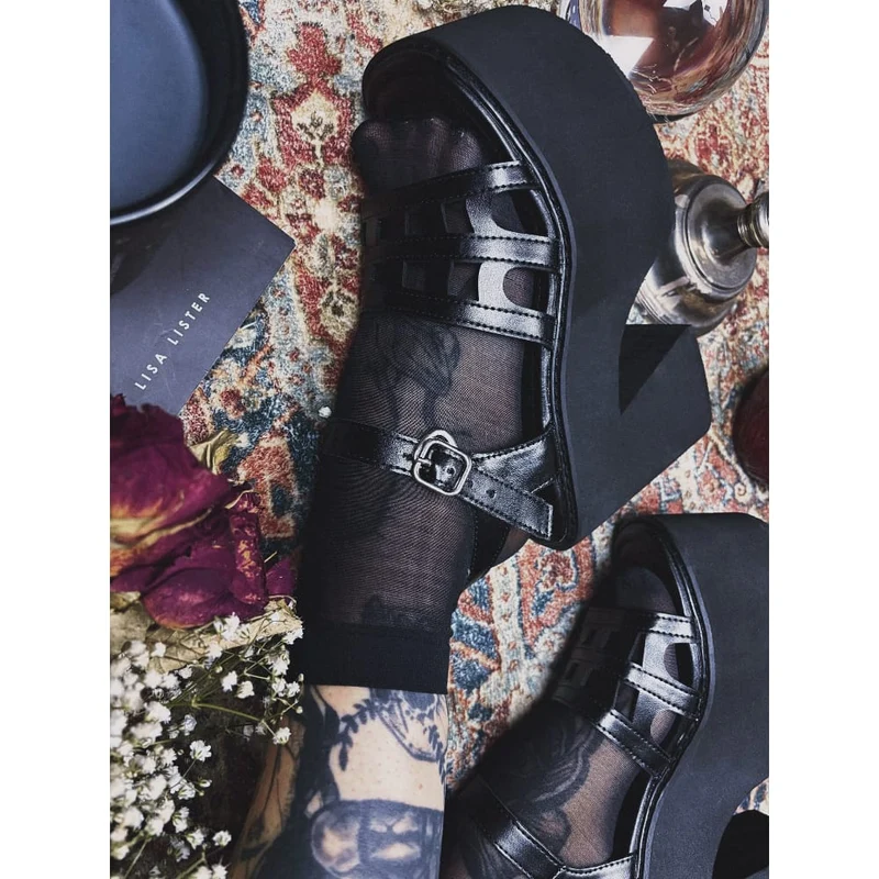 Damen-Plateausandalen mit Punk-Ausschnitt und Schnalle