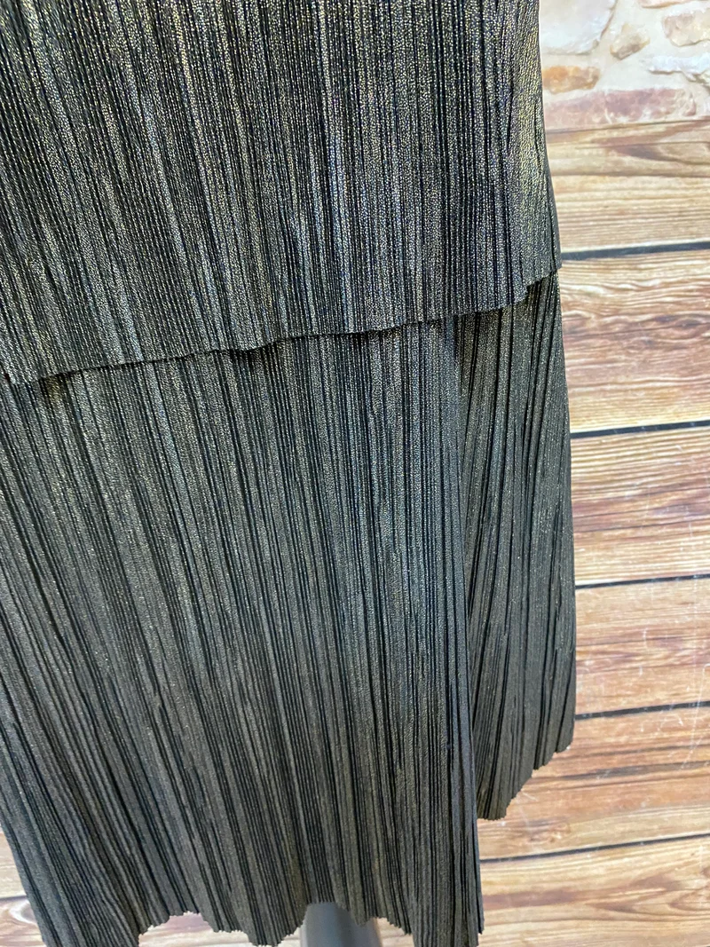 Gold‑schwarzes Metallic‑Plissé‑Kleid von Bréal – Gr. 42