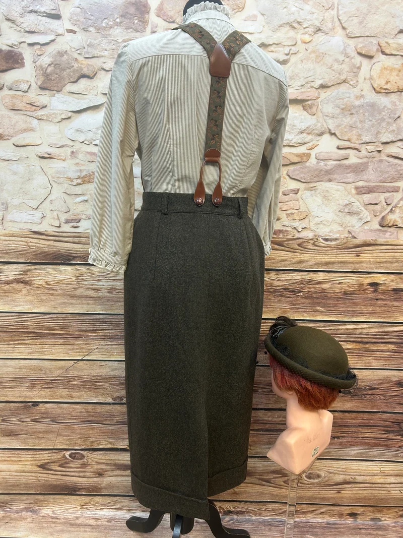 Vintage Damen-Outfit mit Rock, Bluse, Hosenträgern & Hut (Gr. 38)