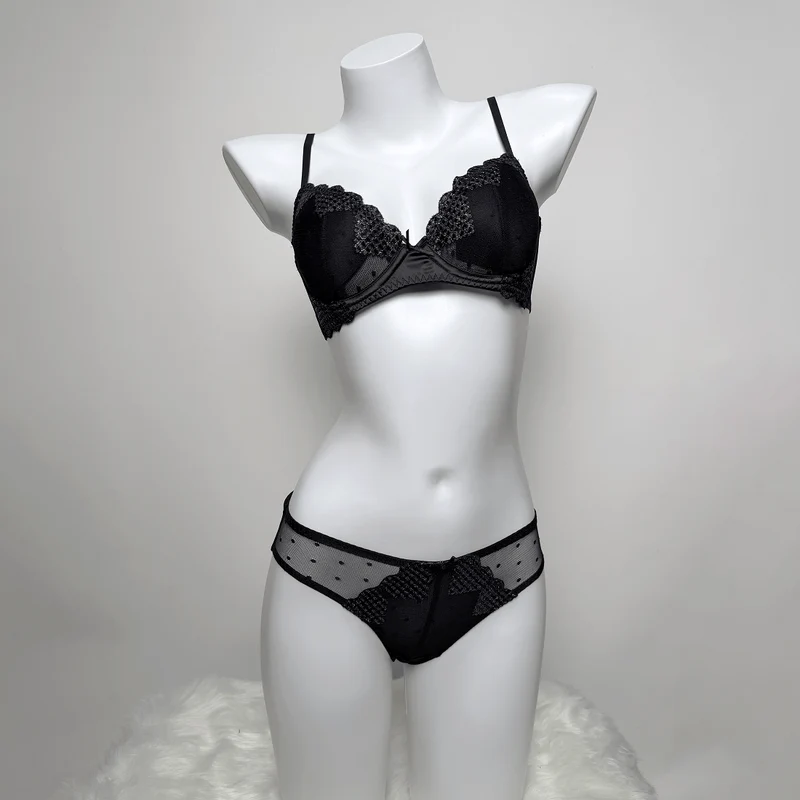 Gothic-Dessous-Set für Damen mit Herzstickerei aus Mesh