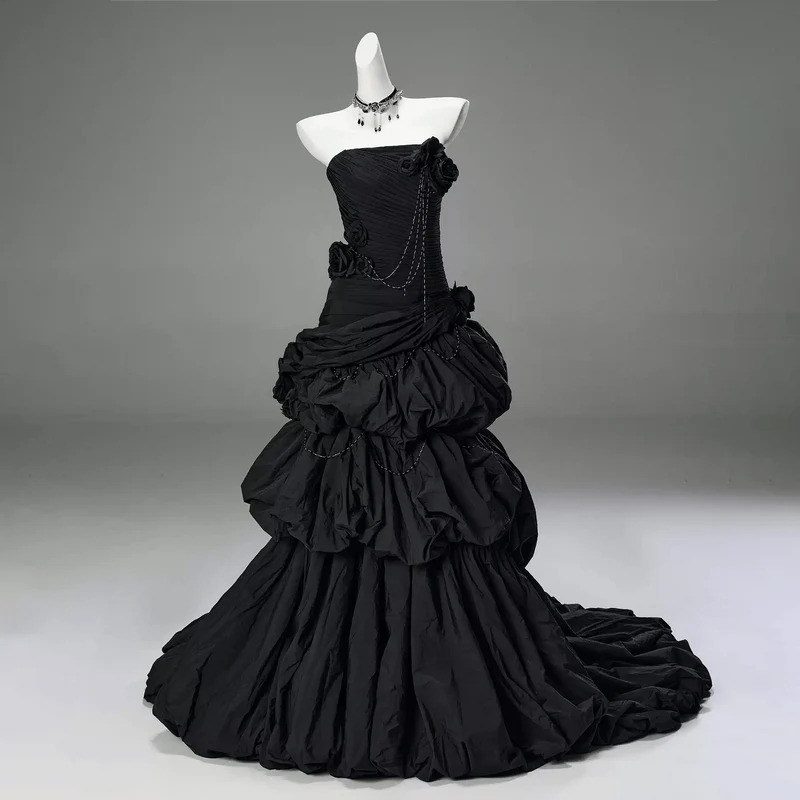 Maßgeschneidertes gotisches 3D-Rosenketten-Stufenkleid mit Raffungen, trägerlos, Abschlusskleid, Hochzeitskleid