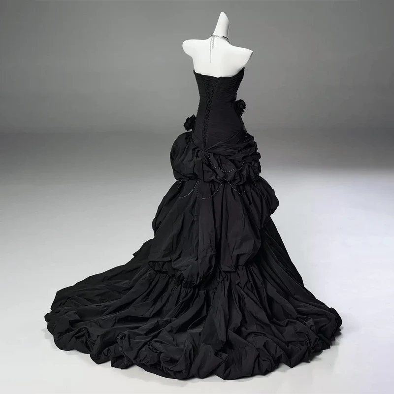 Maßgeschneidertes gotisches 3D-Rosenketten-Stufenkleid mit Raffungen, trägerlos, Abschlusskleid, Hochzeitskleid