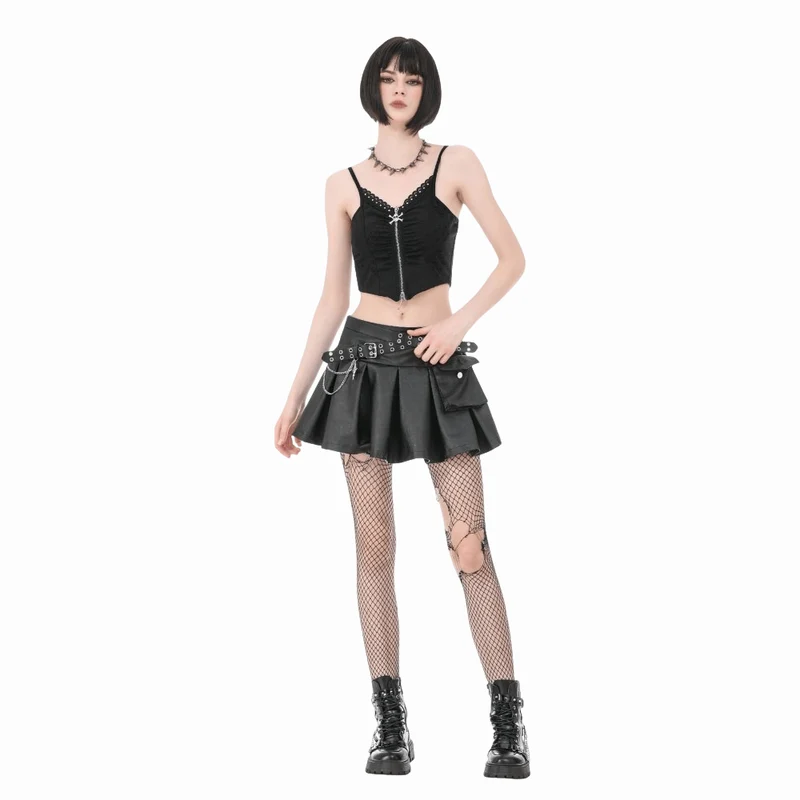 Punk-Rock für Damen mit gekreuztem Gürtel, Ketten und Falten