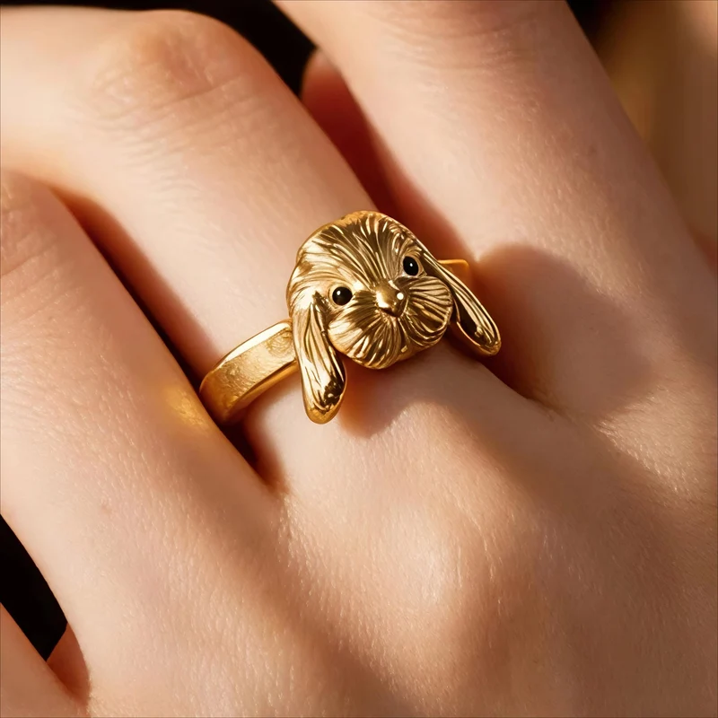 Gothic-Ring für Damen mit 3D-Hasenkopf-Motiv und offenen Bändern.
