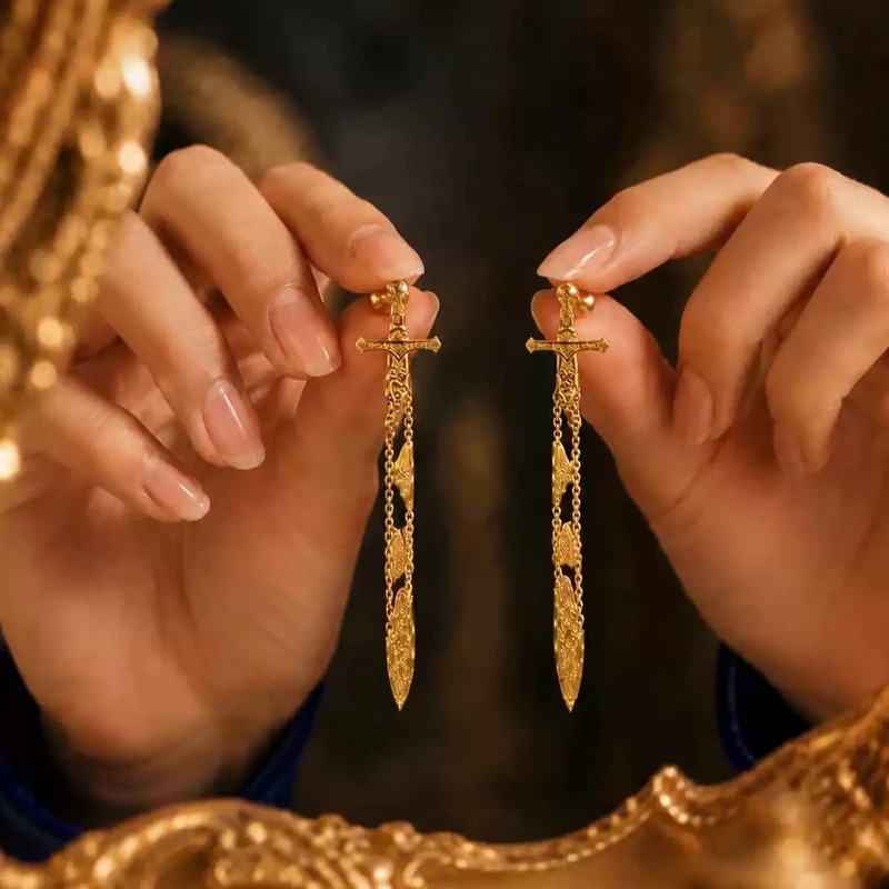 Gothic-Ohrstecker mit langem Schwertmotiv und Ausschnitt für Damen