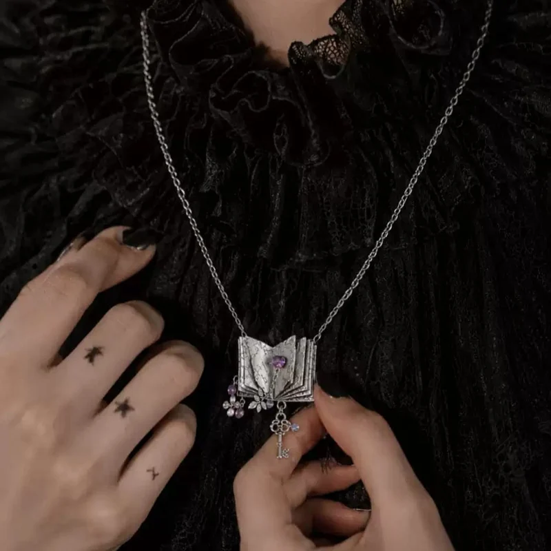 Gothic-Halskette für Damen mit 3D-Strassanhänger in Schlüsselform, floralem Design und offenem Buchmotiv