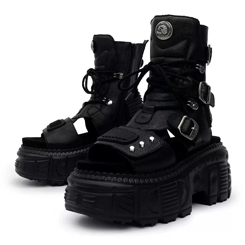 Punkige Herren-Sandalen mit Nieten, Schnallenriemen, Cut-outs, offener Zehenpartie, Plateau und dicker Sohle