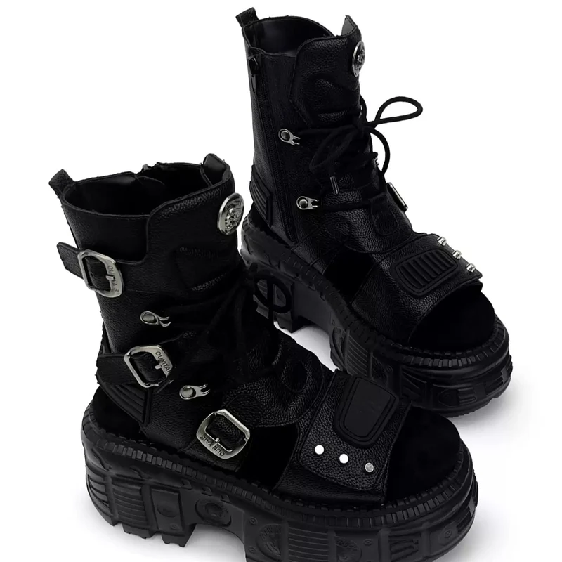 Punkige Herren-Sandalen mit Nieten, Schnallenriemen, Cut-outs, offener Zehenpartie, Plateau und dicker Sohle