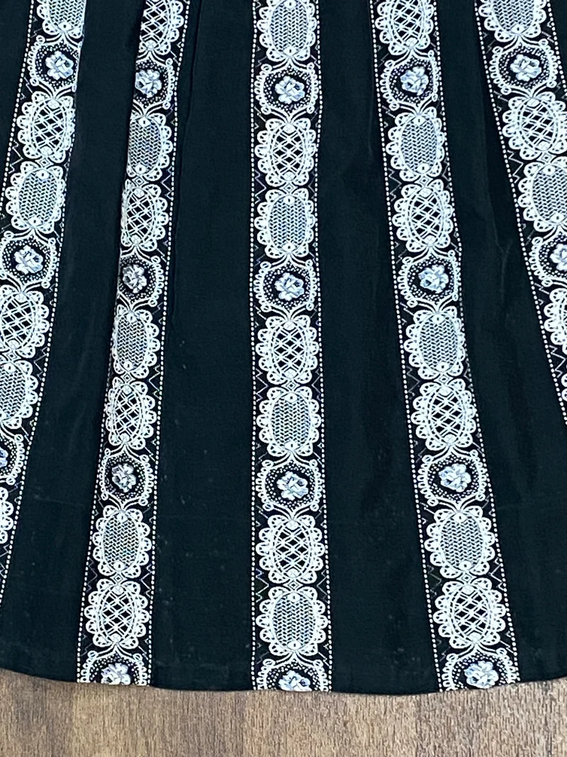 Vintage Dirndlschürze schwarz weiß - Rankenborte, mittellang