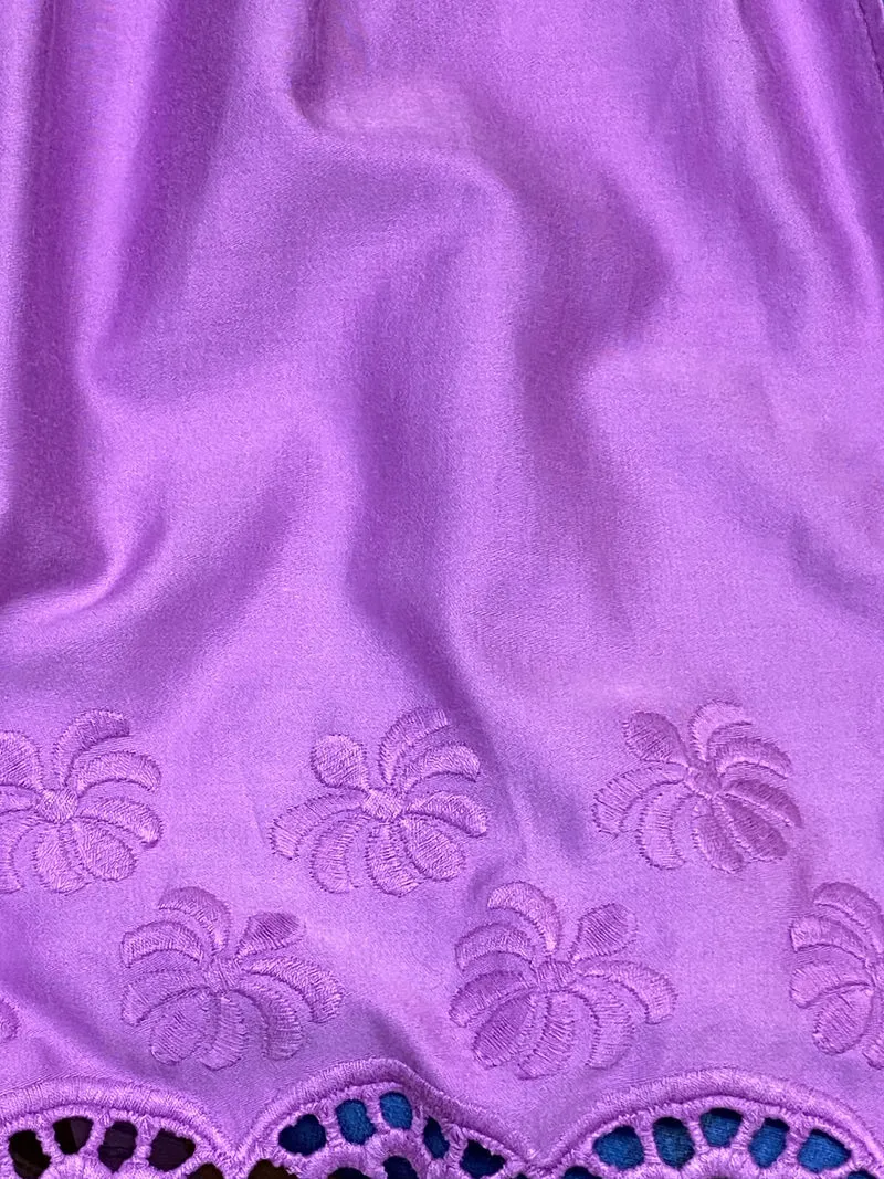 Vintage Dirndlschürze lila mit Lochstickerei – Trachten Schürze Damen