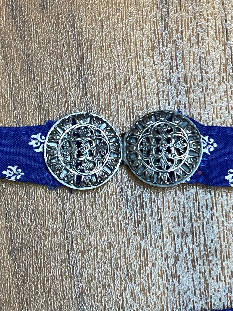 Vintage Dirndlschürze blau weiß - Blütenborten, kurz