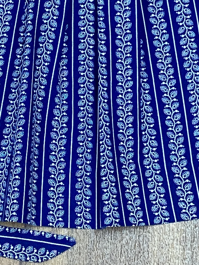Vintage Dirndlschürze blau weiß - Rankenmuster, kurz