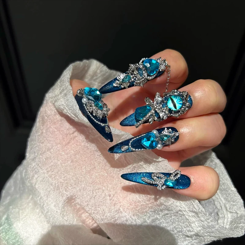 Gothic-Nagelpatch mit Schleife und Augenmotiv für Damen