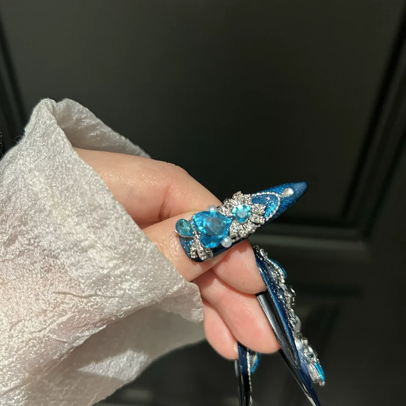 Gothic-Nagelpatch mit Schleife und Augenmotiv für Damen