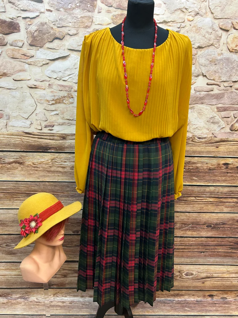 Oldtimer Outfit Gr. 44 mit Plissee-Bluse und Tartan-Rock