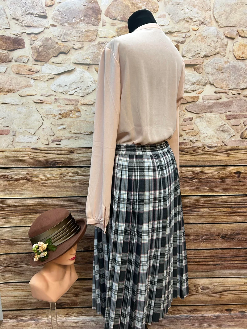 Oldtimer Outfit Gr. 40 mit Rosé-Bluse und Karorock