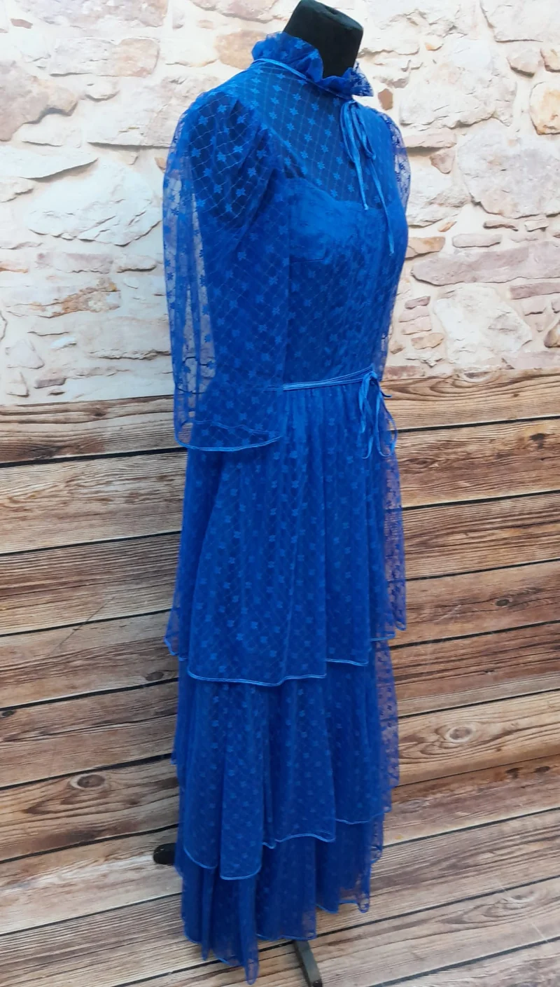 70er Jahre Vintage Spitzenkleid Blau – Maxikleid mit Volants & Transparenz True Vintage