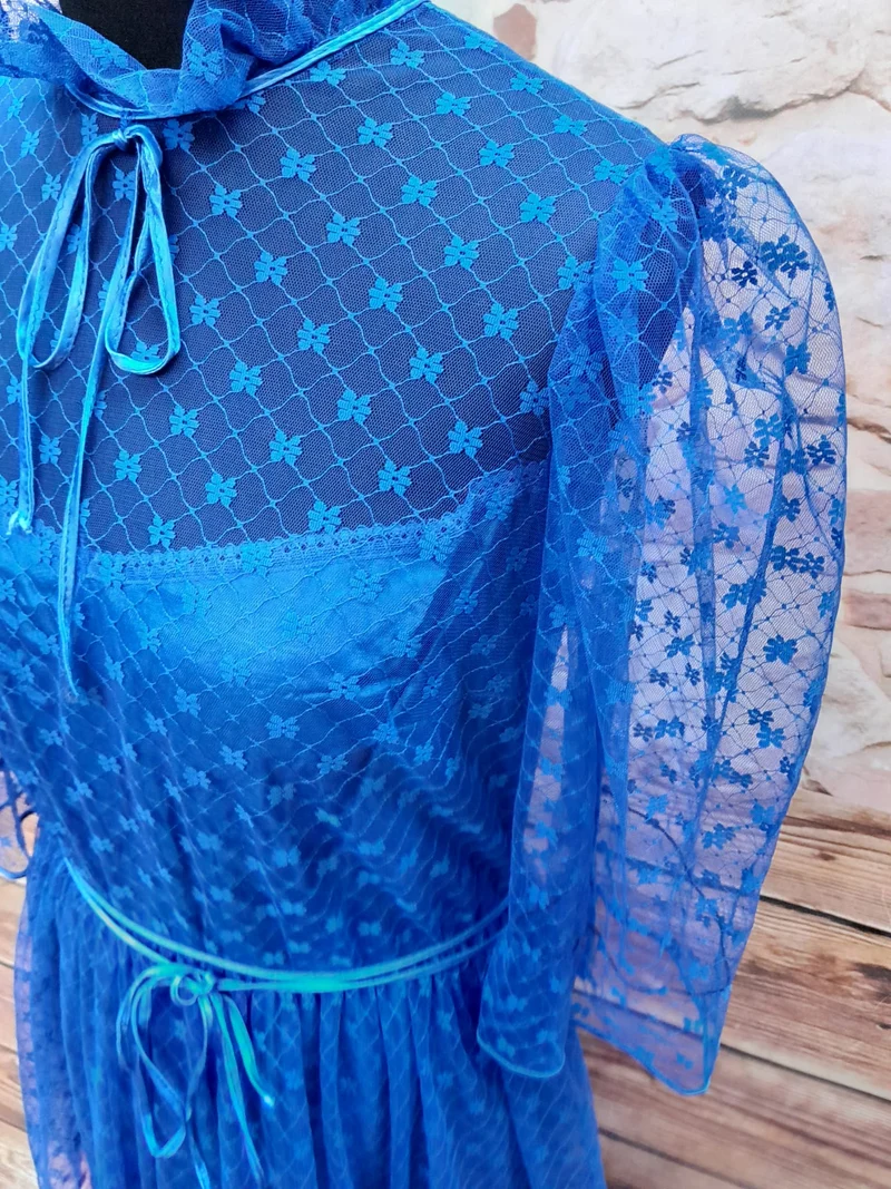 70er Jahre Vintage Spitzenkleid Blau – Maxikleid mit Volants & Transparenz True Vintage