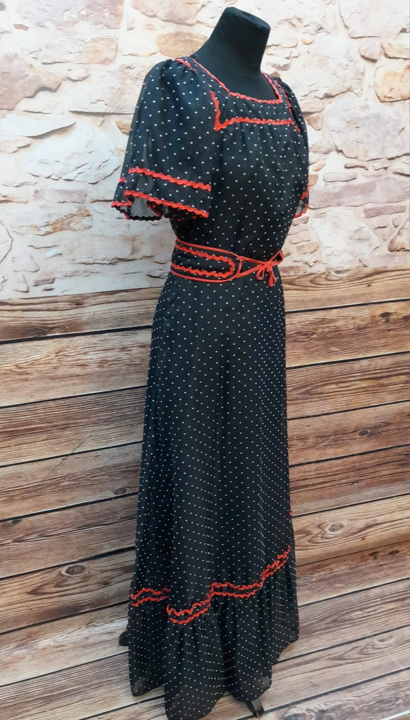 60er Jahre Polka-Dot Vintagekleid Schwarz Weiß – Maxikleid mit roten Akzenten True Vintage
