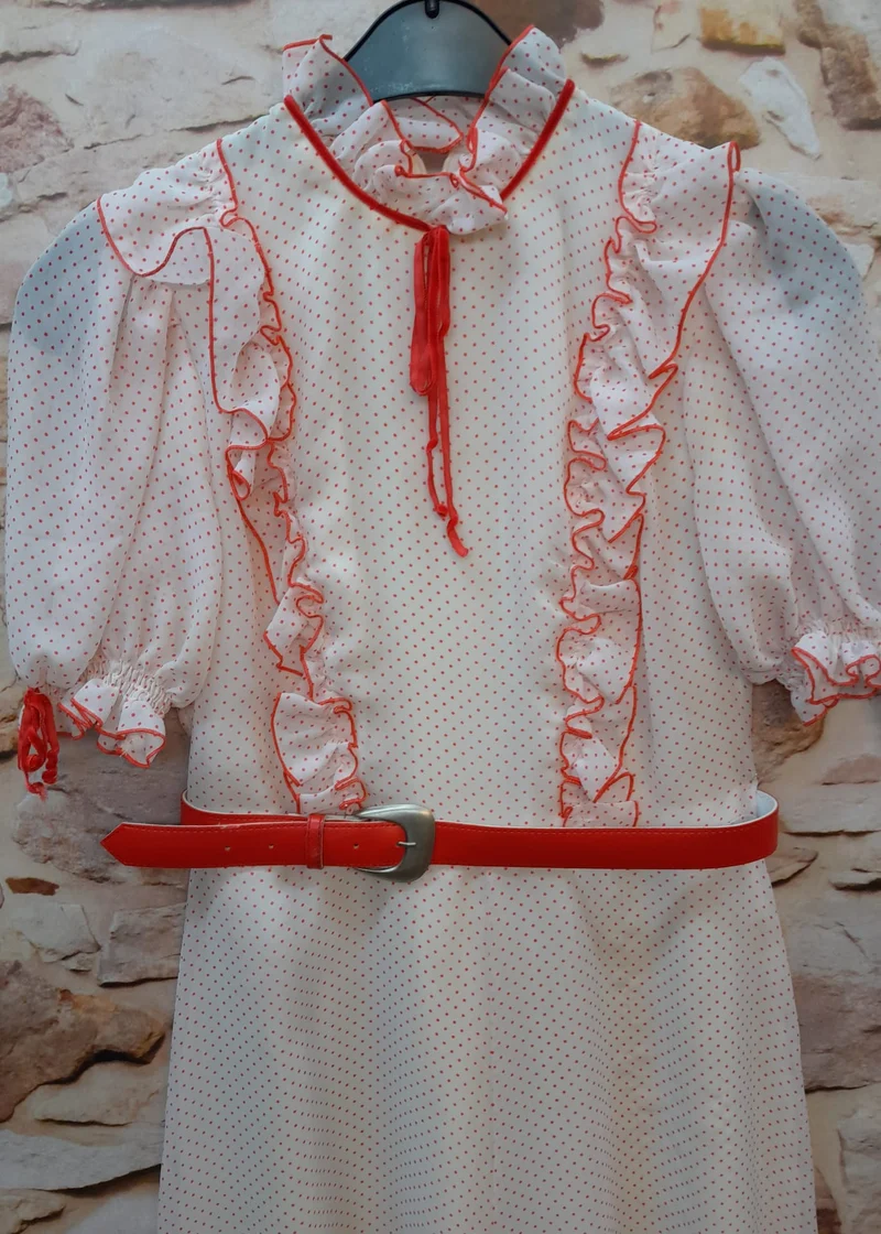 70er Jahre Polka-Dot Vintagekleid Weiß Rot – Rüschenkleid mit Puffärmeln & Maxirock True Vintage