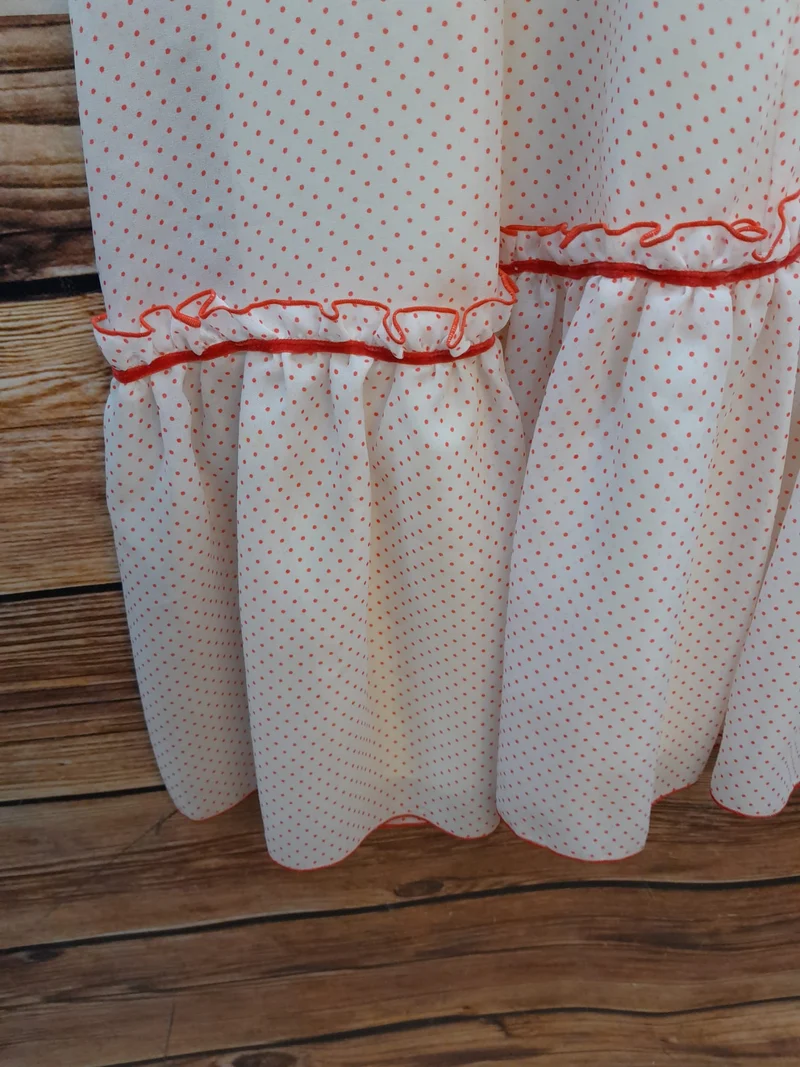 70er Jahre Polka-Dot Vintagekleid Weiß Rot – Rüschenkleid mit Puffärmeln & Maxirock True Vintage