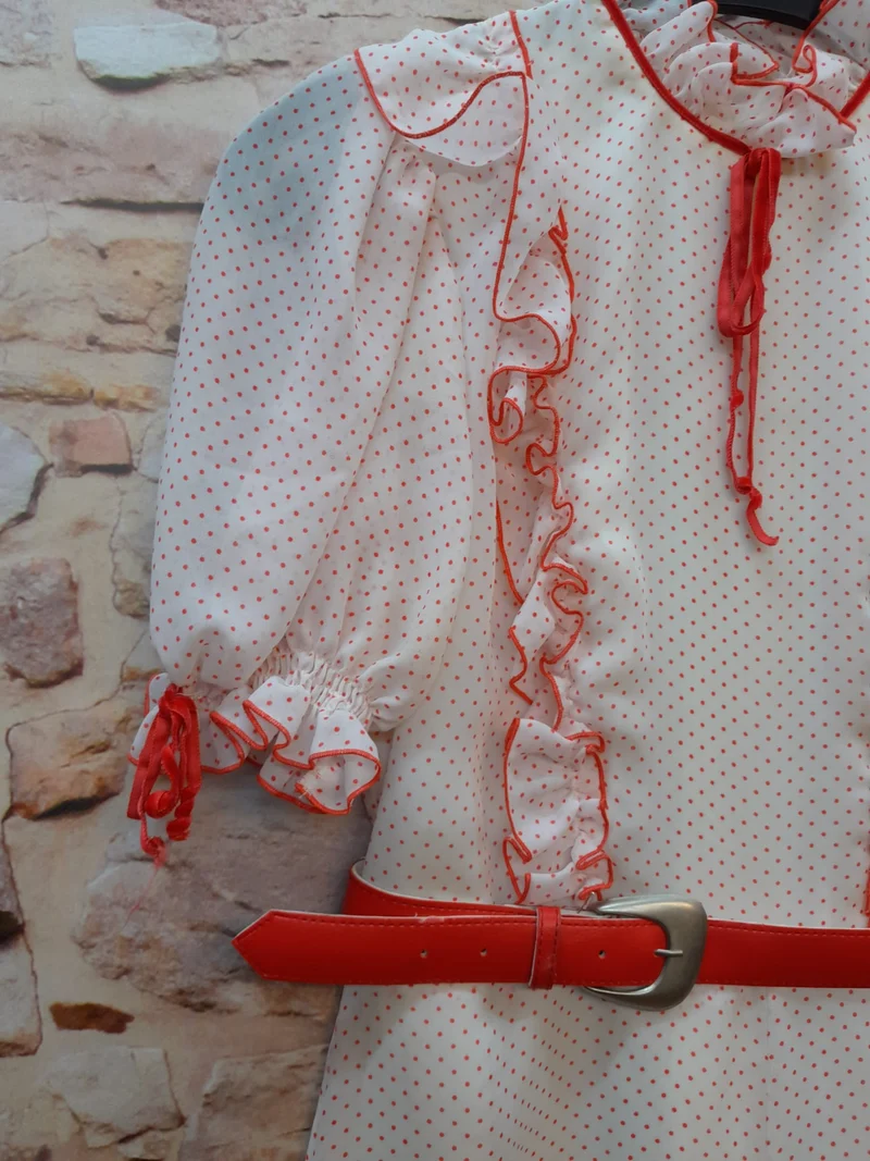 70er Jahre Polka-Dot Vintagekleid Weiß Rot – Rüschenkleid mit Puffärmeln & Maxirock True Vintage