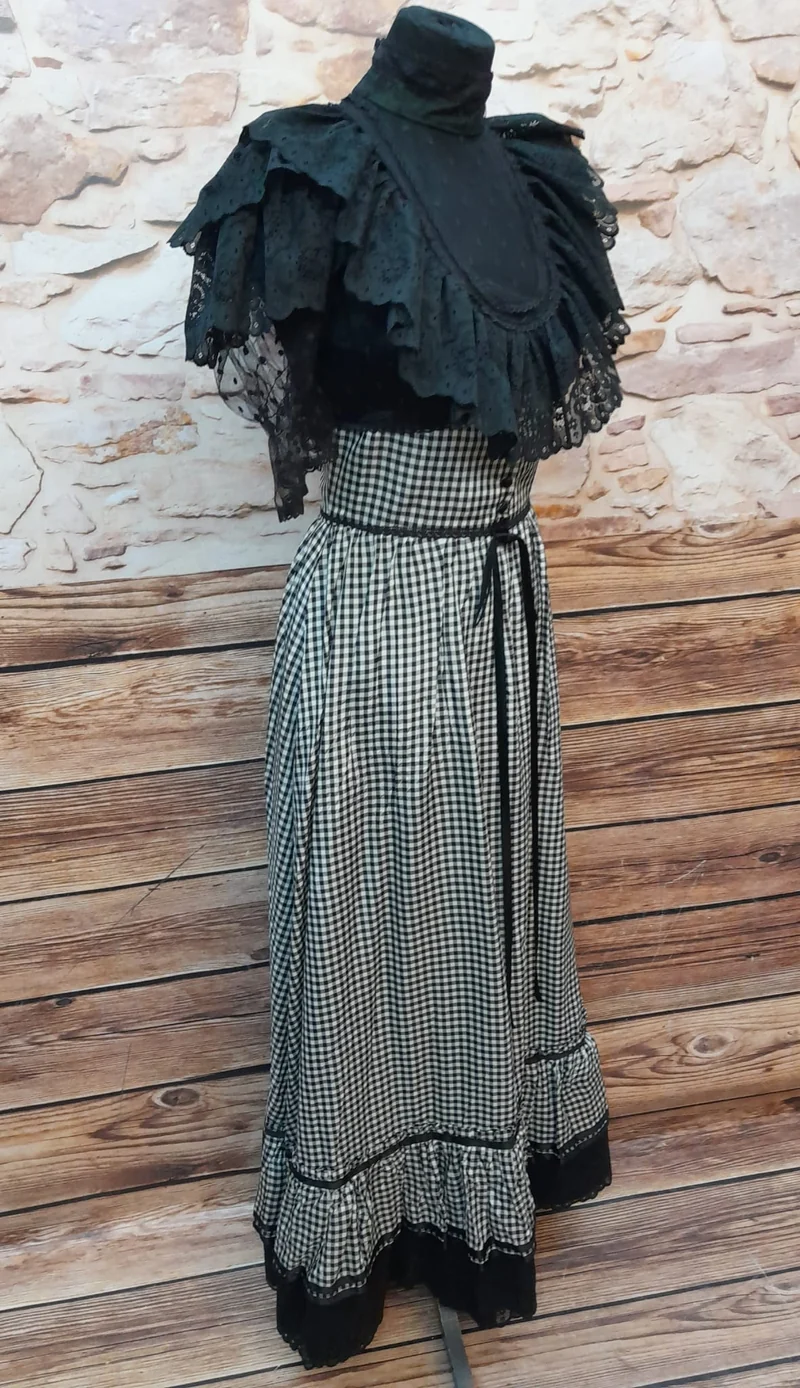 70er Jahre Vintage Kleid Schwarz Weiß Kariert – Spitzenkleid mit Rüschen & Maxirock True Vintage