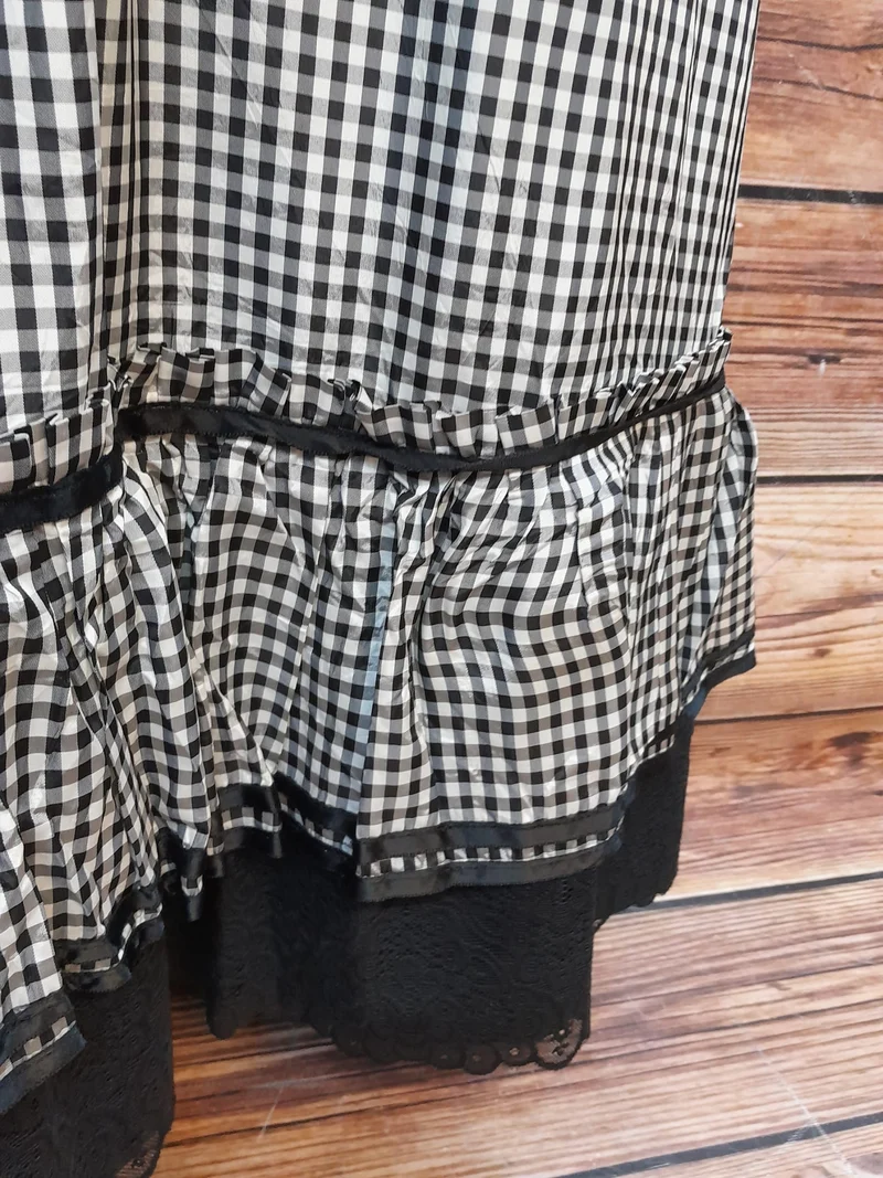 70er Jahre Vintage Kleid Schwarz Weiß Kariert – Spitzenkleid mit Rüschen & Maxirock True Vintage
