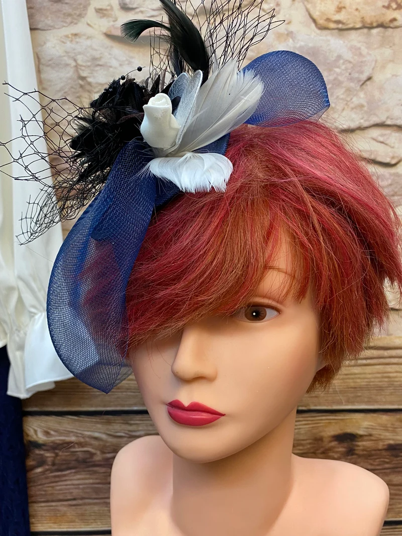 20er Jahre Damen Outfit Gr. 42 mit Marlenehose, Rüschenbluse und Fascinator