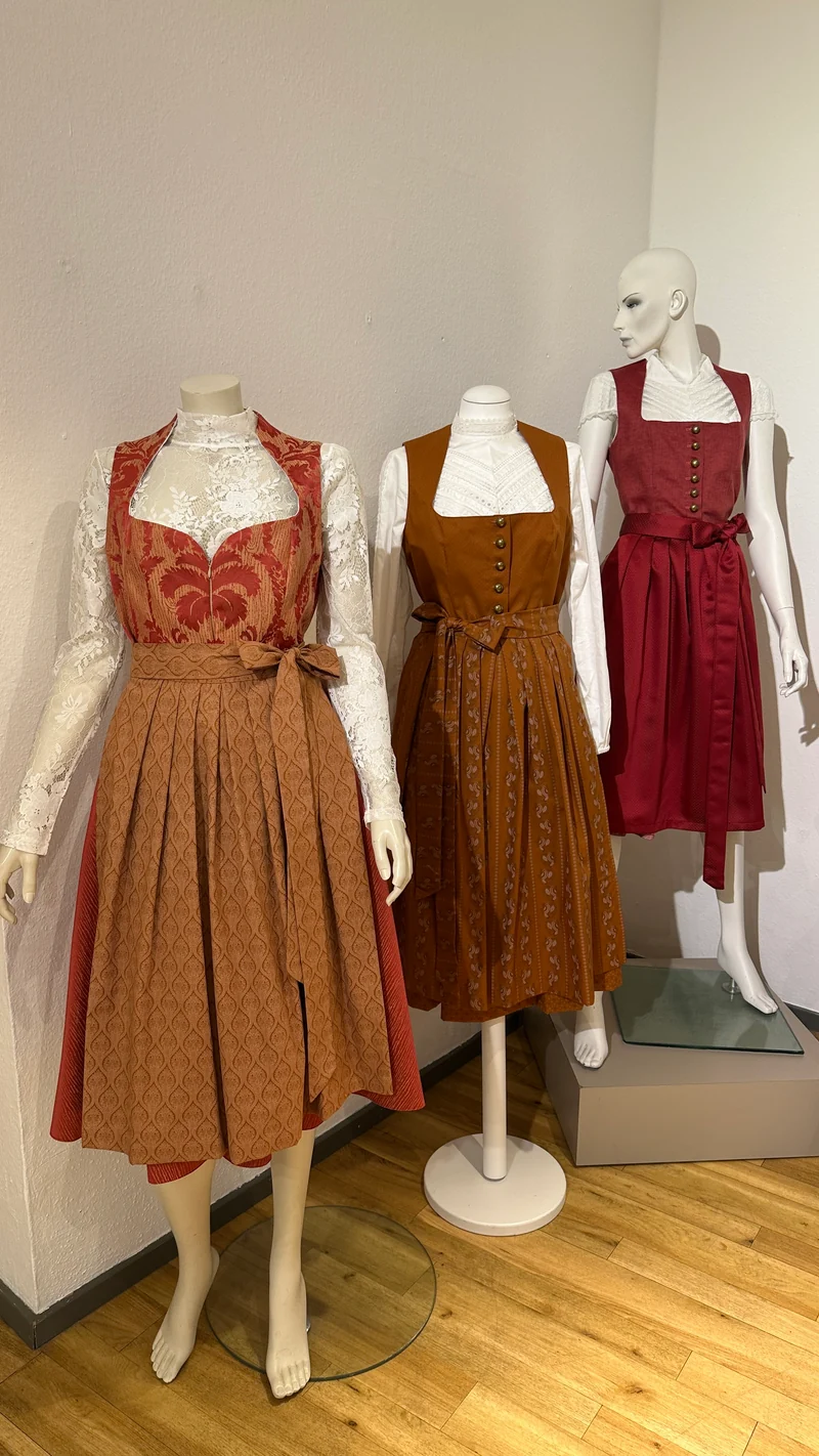 Dirndl Goldstich rot 75cm