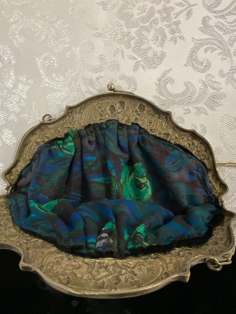 Vintage Samt-Abendtasche mit Putten-Metallrahmen – 1950er Jahre