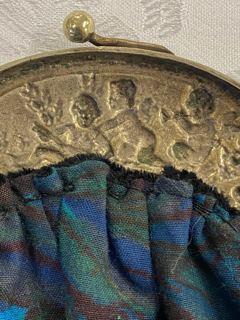 Vintage Samt-Abendtasche mit Putten-Metallrahmen – 1950er Jahre